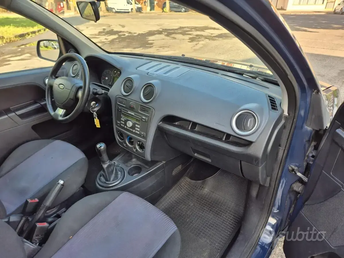 Usata Ford Fiesta 82 CV (60 kW) 2012 Bluazzurro Berlina