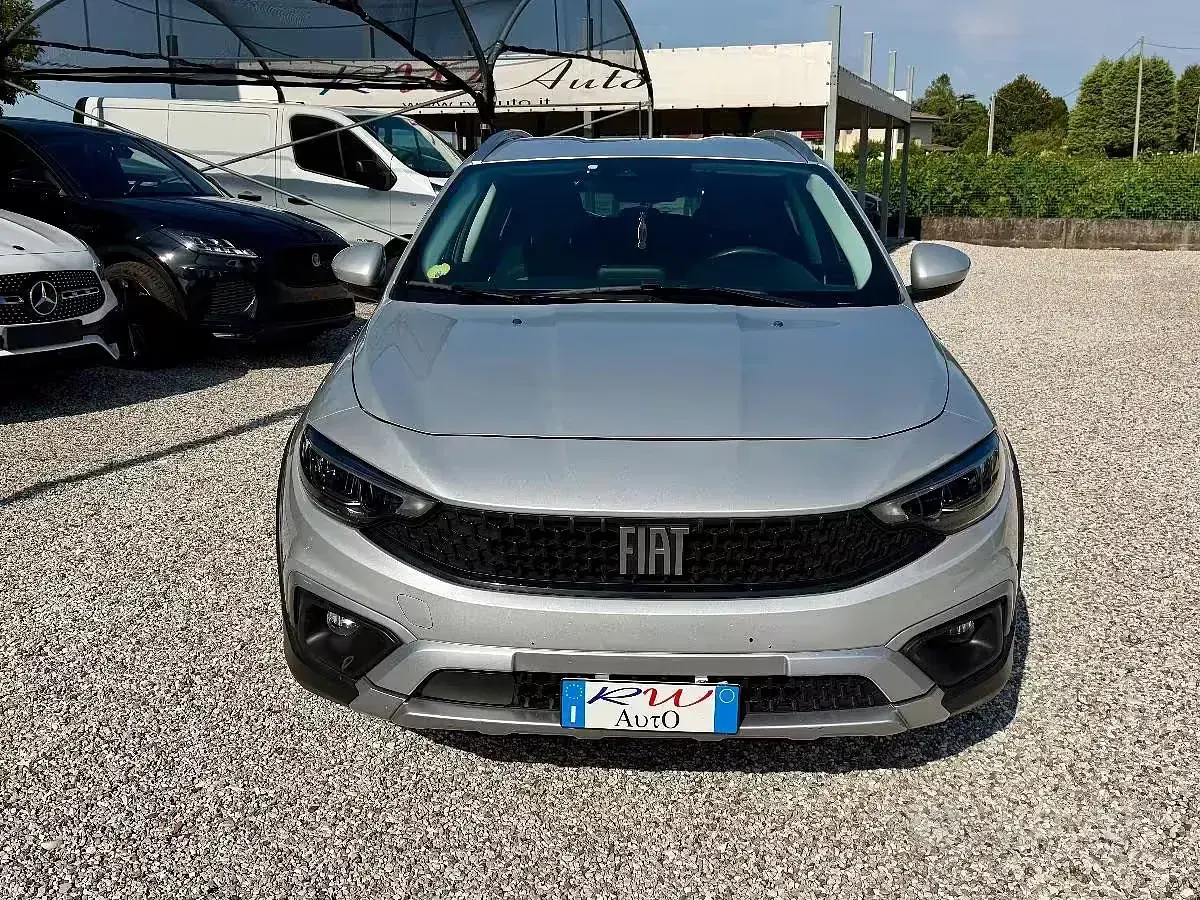 Usata Fiat Tipo Cross 131 CV (96 kW) 2023 Grigio chiaro Berlina