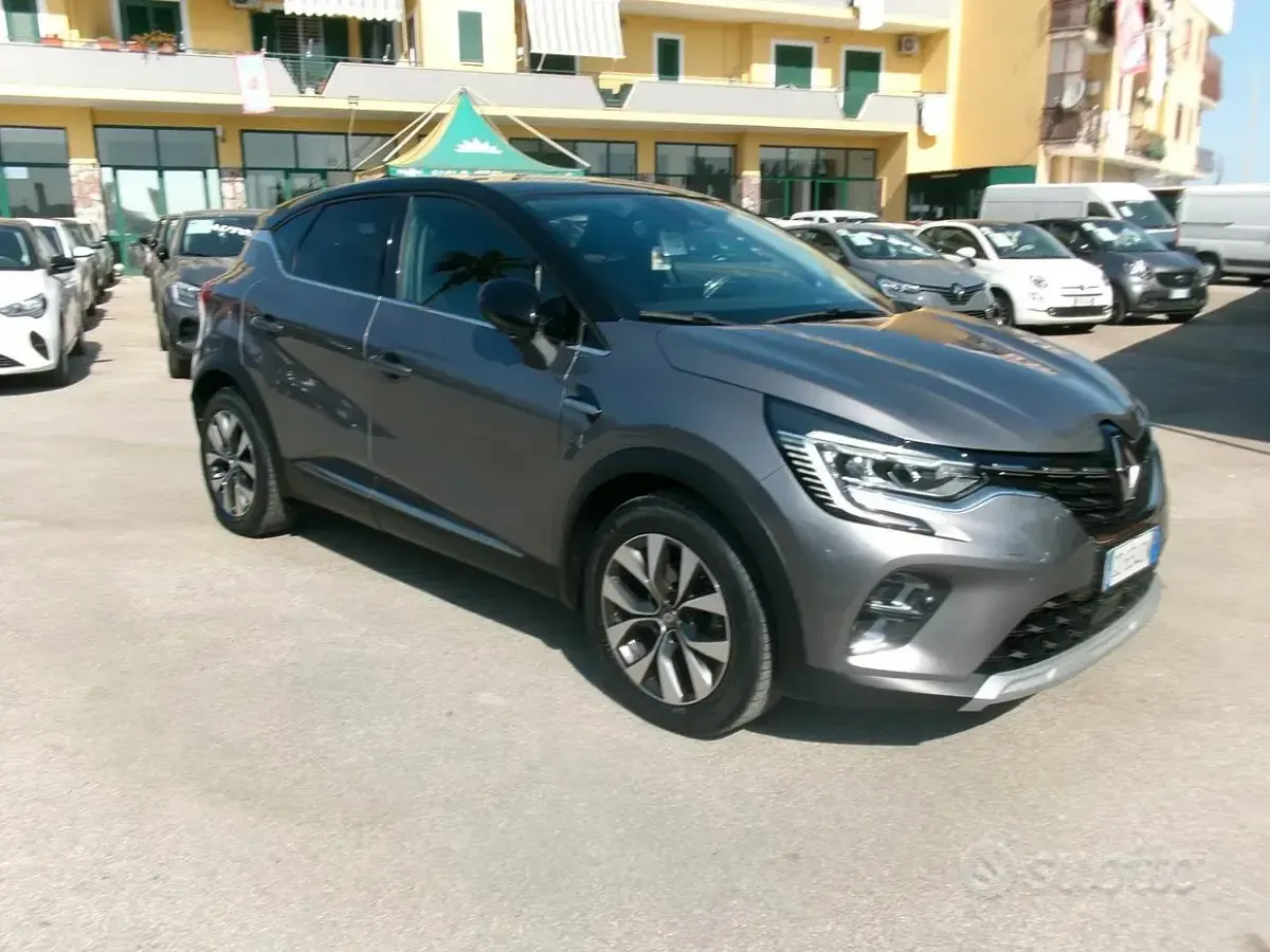 Usata Renault Captur Intens 101 CV (74 kW) 2021 Grigio SUV