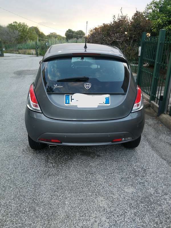 Usata Lancia Ypsilon Gold 69 CV (50 kW) 2019 Grigio Utilitaria