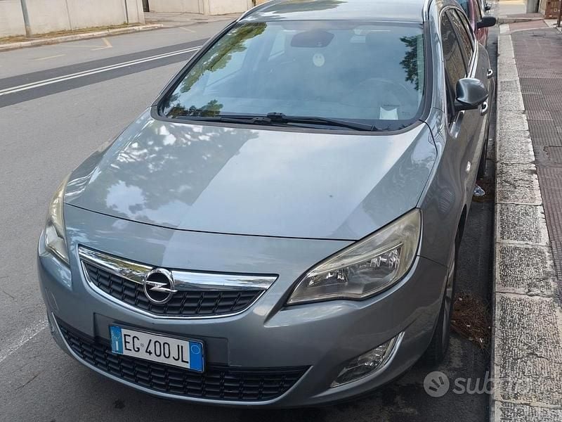 Usata Opel Astra 110 CV (80 kW) 2011 Grigio Station wagon