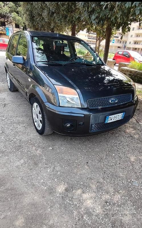 Grigio Usata 2009 Ford Fusion Tre volumi | 1300 € - Immagine 1/1