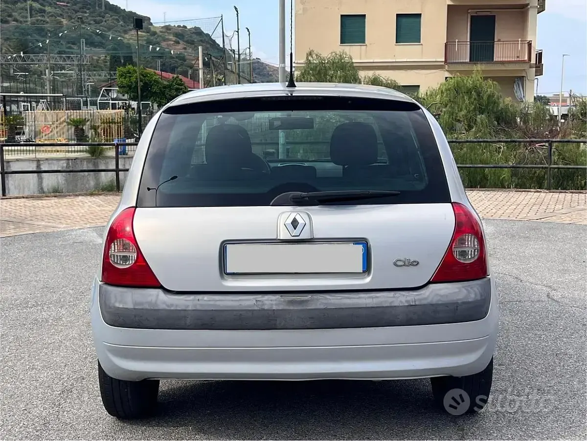 Usata Renault Clio II 65 CV (47 kW) 2003 Grigio Berlina
