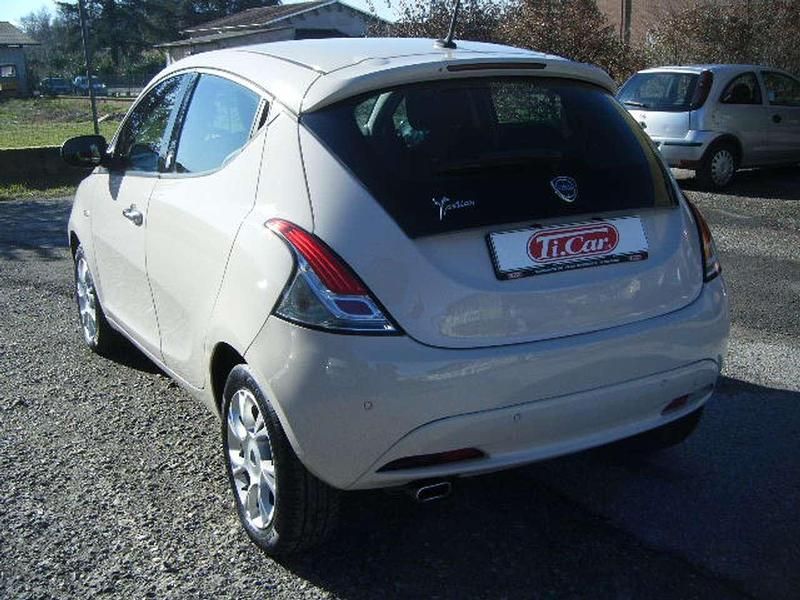 Usata Lancia Ypsilon 95 CV (69 kW) 2015 Beige Utilitaria