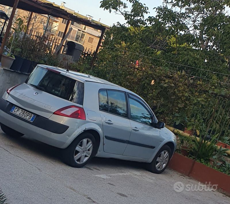 Grigio Usata 2004 Renault Mégane II Tre volumi | 650 € (Super prezzo) - Immagine 1/4