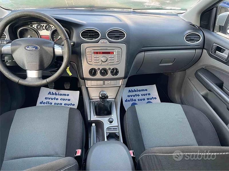 Begagnad Ford Focus Titanium 90 HK (66 kW) 2008 Grå Kombi