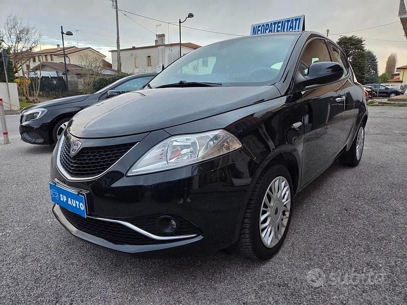 Usata Lancia Ypsilon 69 CV (50 kW) 2017 Nero Utilitaria