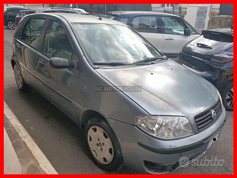 Grigio Usata 2004 Fiat Punto Due volumi | 990 € (Buon prezzo) - Immagine 1/4