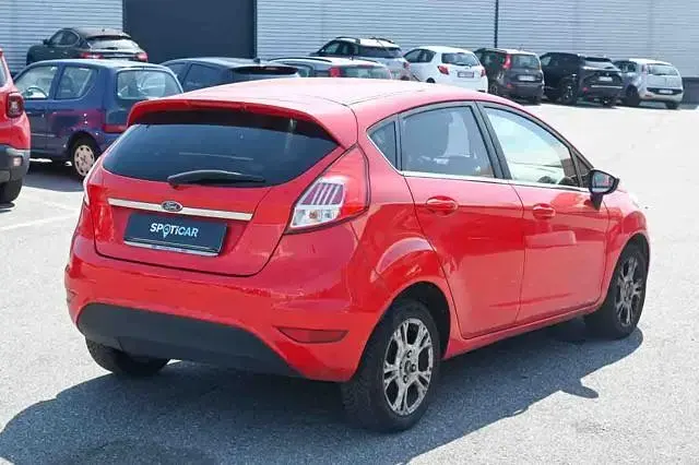 Usado Ford Fiesta Titanium 95 CV (69 kW) 2017 Rojo Utilitario