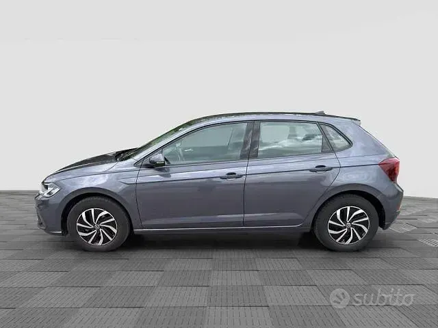 Usata VW Polo Life 95 CV (69 kW) 2023 Grigio Utilitaria