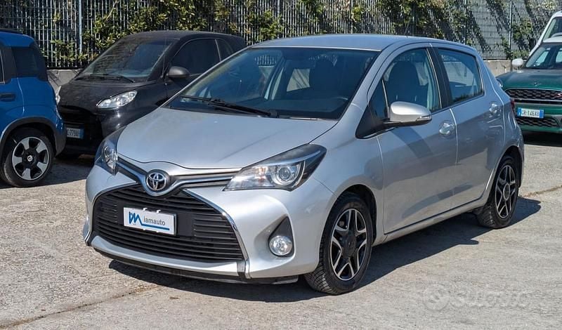 Usata Toyota Yaris 90 CV (66 kW) 2015 Grigio Utilitaria