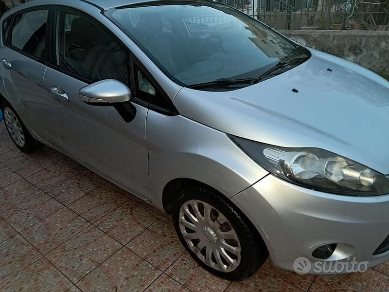 Usata Ford Fiesta 96 CV (70 kW) 2010 Grigio Utilitaria