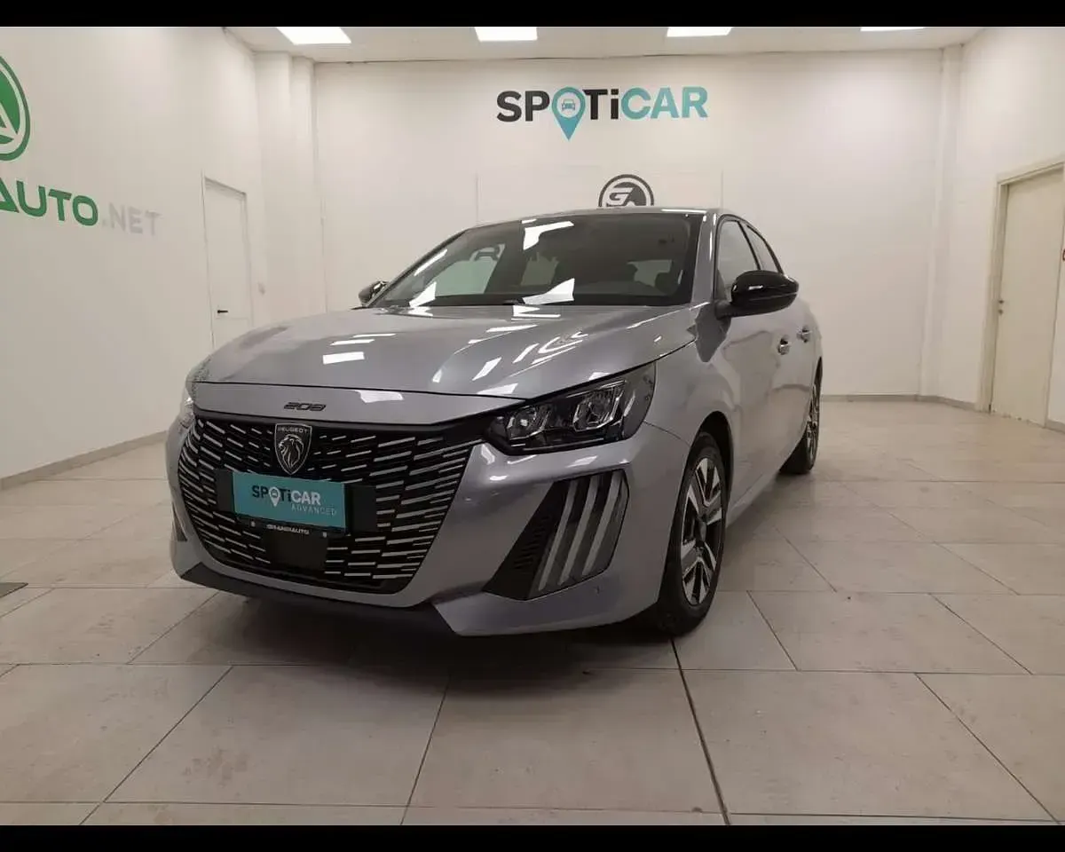 Usata Peugeot 208 Allure 101 CV (74 kW) 2025 Grigio Utilitaria