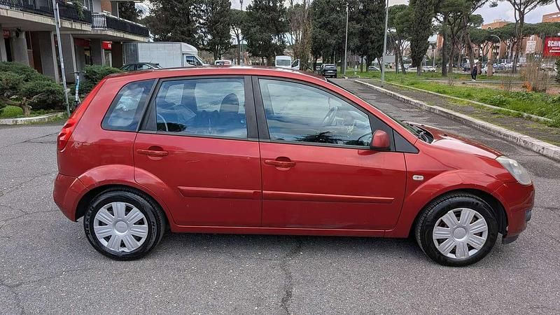 Usata Ford Fiesta Titanium 75 CV (55 kW) 2007 Rosso Utilitaria