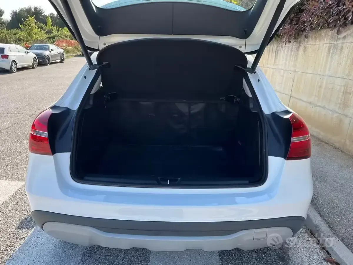 Usata Mercedes GLA200 136 CV (100 kW) 2019 Bianco SUV