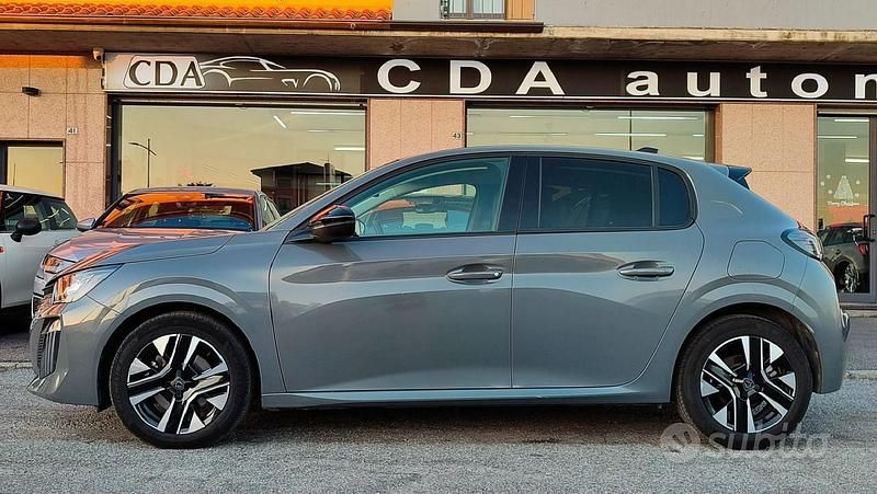 Usata Peugeot 208 Allure 101 CV (74 kW) 2025 Grigio Utilitaria