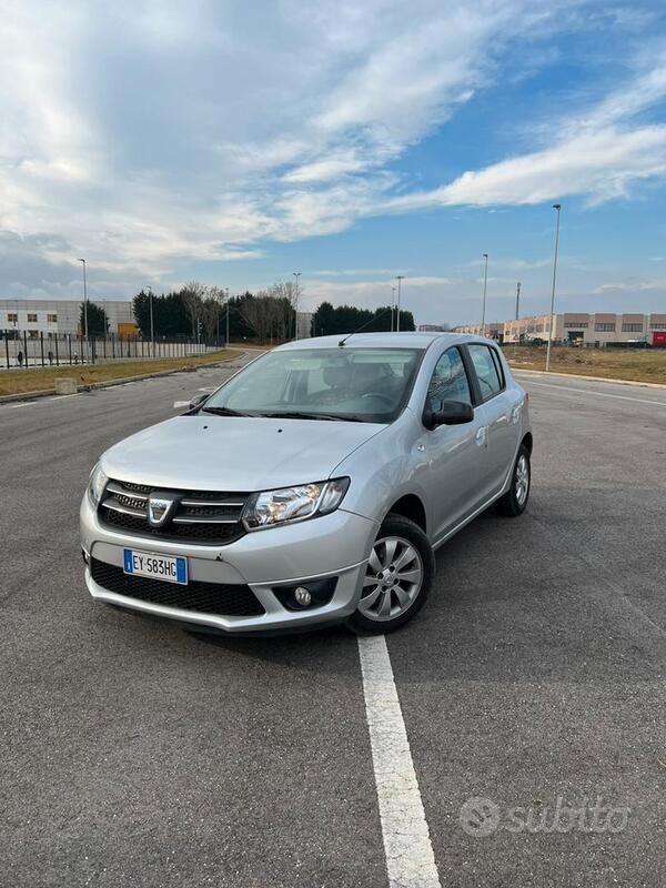 Grigio Usata 2015 Dacia Sandero Due volumi | 5700 € (Ottimo prezzo) - Immagine 1/4