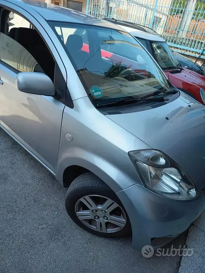 Usata Daihatsu Sirion 91 CV (66 kW) 2009 Grigio Utilitaria