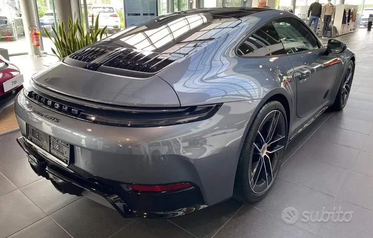 Usata Porsche 992 484 CV (355 kW) 2025 Grigio Coupé