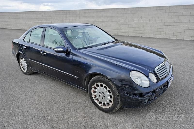 Usata Mercedes E220 150 CV (110 kW) 2002 Blu