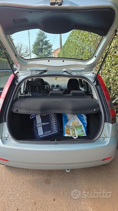 Usata Ford Fiesta 80 CV (58 kW) 2004 Verde Utilitaria