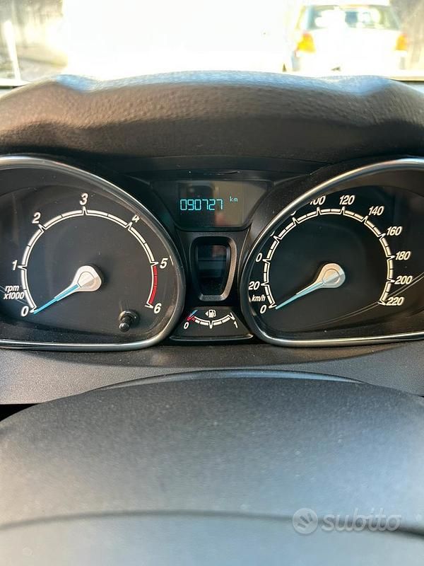 Usata Ford Fiesta 75 CV (55 kW) 2016 Bianco Berlina