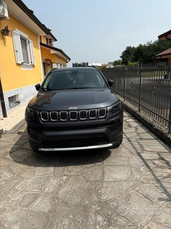 Grigio Usata 2022 Jeep Compass SUV | 23.500 € (Buon prezzo) - Immagine 1/4