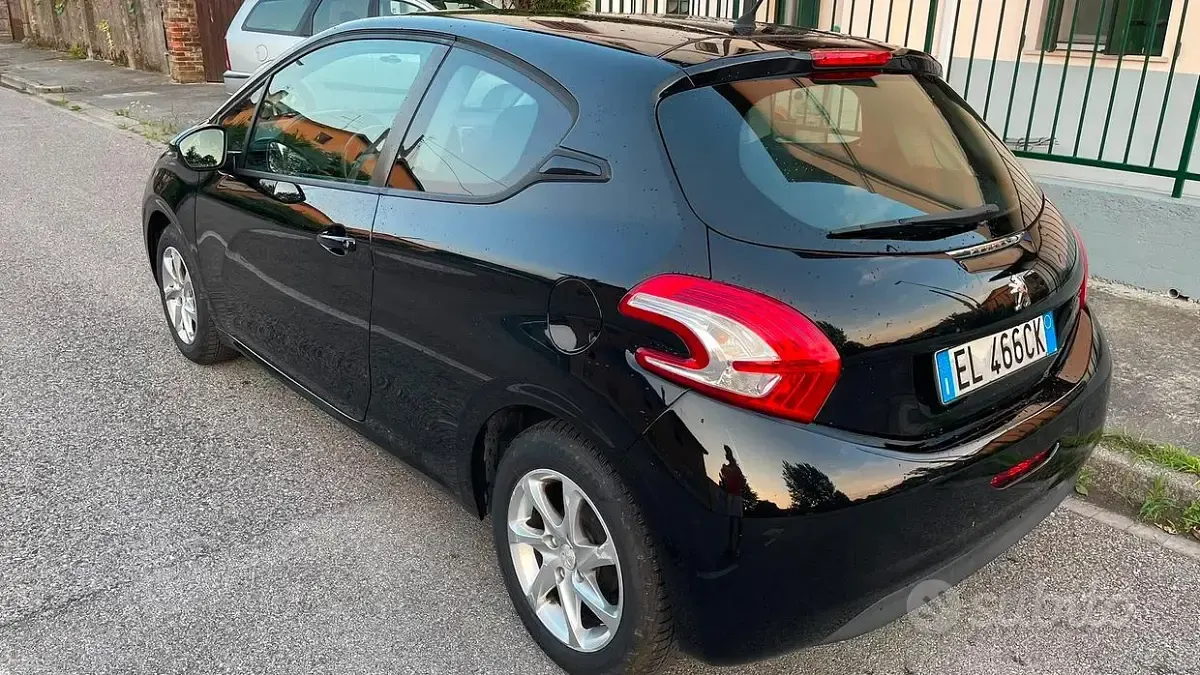 Usata Peugeot 208 68 CV (50 kW) 2013 Nero Utilitaria
