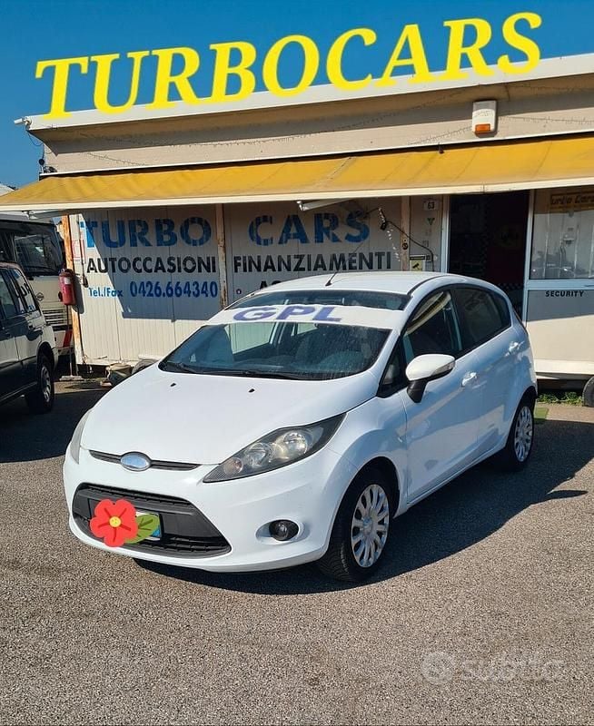 Usata Ford Fiesta 96 CV (70 kW) 2009 Bianco Utilitaria