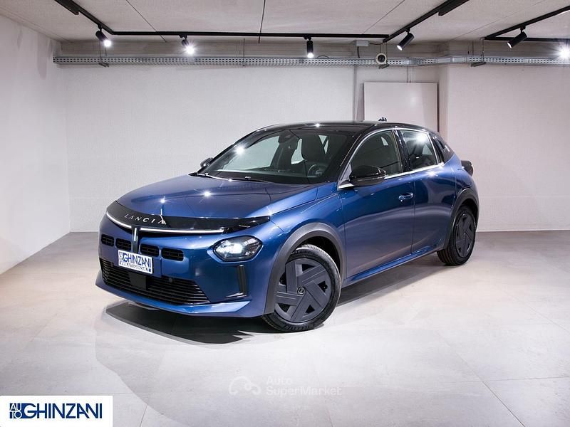 Usata Lancia Ypsilon 101 CV (74 kW) 2024 Blu / tetto nero Utilitaria