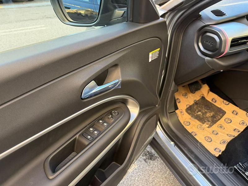 Nuova Jeep Avenger Summit 110 CV (80 kW) 2025 Grigio SUV