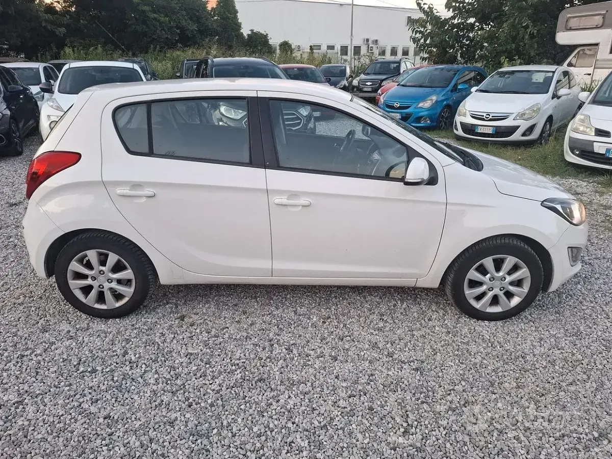 Usata Hyundai i20 Edition 75 CV (55 kW) 2013 Bianco Utilitaria