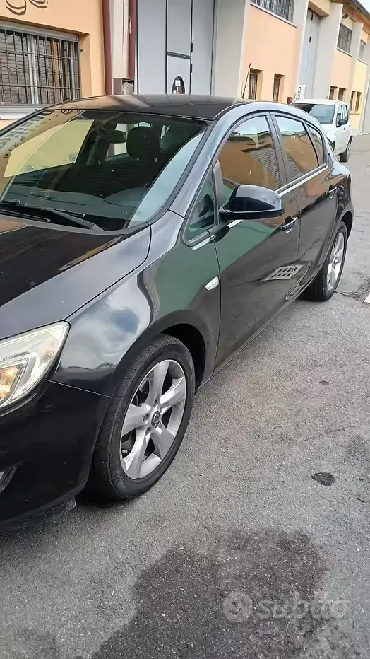 Usata Opel Astra 110 CV (80 kW) 2012 Nero Berlina
