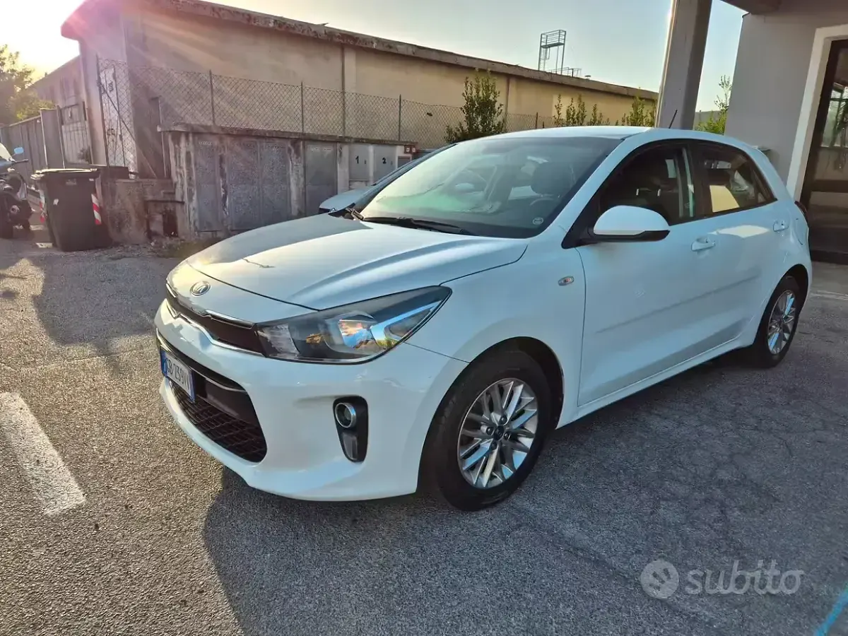 Usata Kia Rio 84 CV (61 kW) 2020 Bianco Berlina