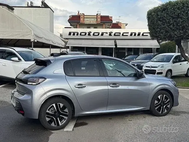 Usata Peugeot 208 Allure 101 CV (74 kW) 2025 Grigio Utilitaria