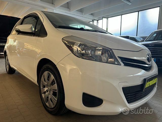 Usata Toyota Yaris Active 69 CV (50 kW) 2014 Bianco Utilitaria