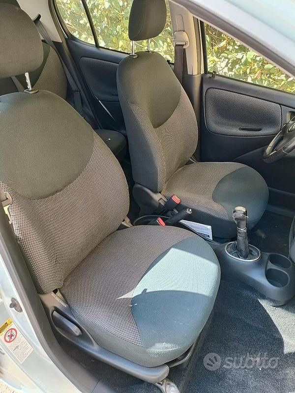 Usata Toyota Yaris 65 CV (47 kW) 2005 Blu Berlina