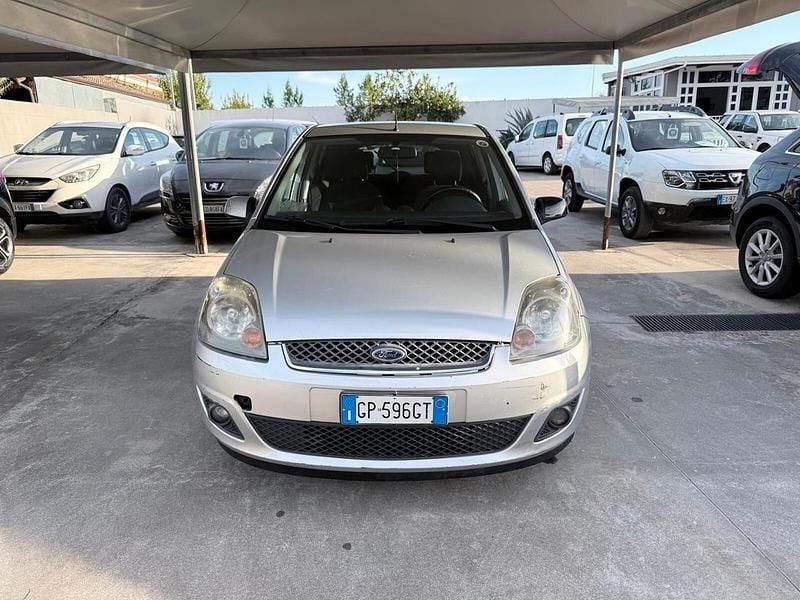 Usata Ford Fiesta Ghia 70 CV (51 kW) 2008 Grigio Utilitaria