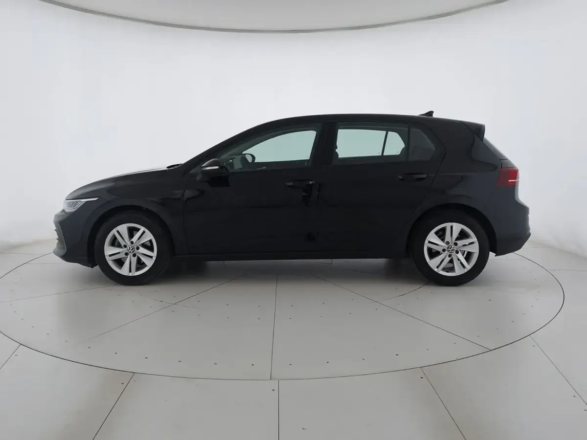 Usata VW Golf VIII Life 116 CV (85 kW) 2025 Grenadill black metallizzato Berlina