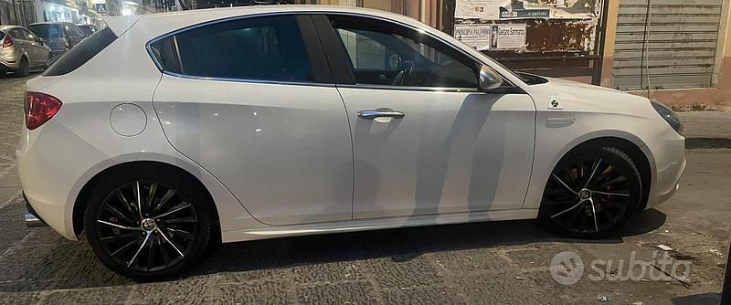 Usata Alfa Romeo Giulietta Quadrifoglio Verde 235 CV (172 kW) 2011 Bianco Berlina