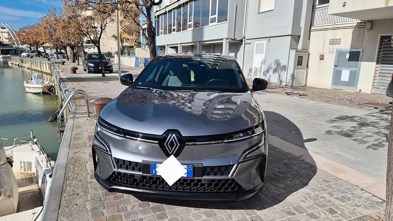 Usata Renault Megane E-Tech Techno 60 kW (82 CV) 2023 Grigio Station wagon