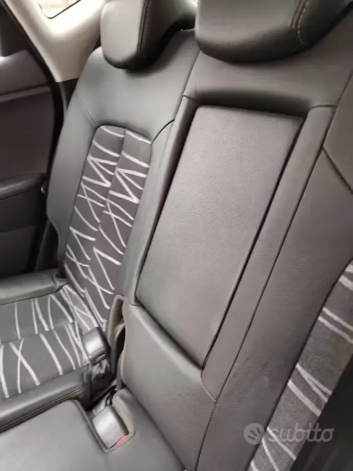 Usata Kia Venga 90 CV (66 kW) 2015 Nero Utilitaria