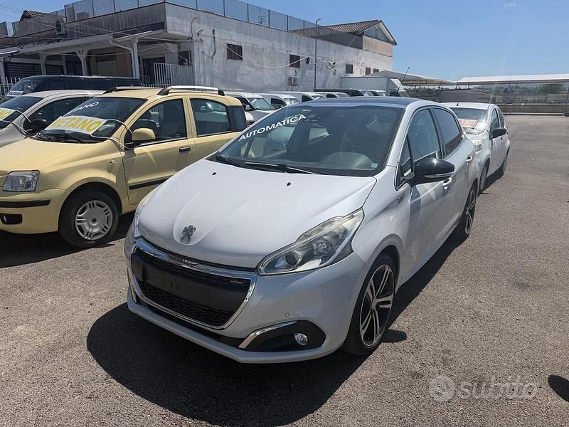Usata Peugeot 208 GT-line 110 CV (80 kW) 2015 Bianco Utilitaria