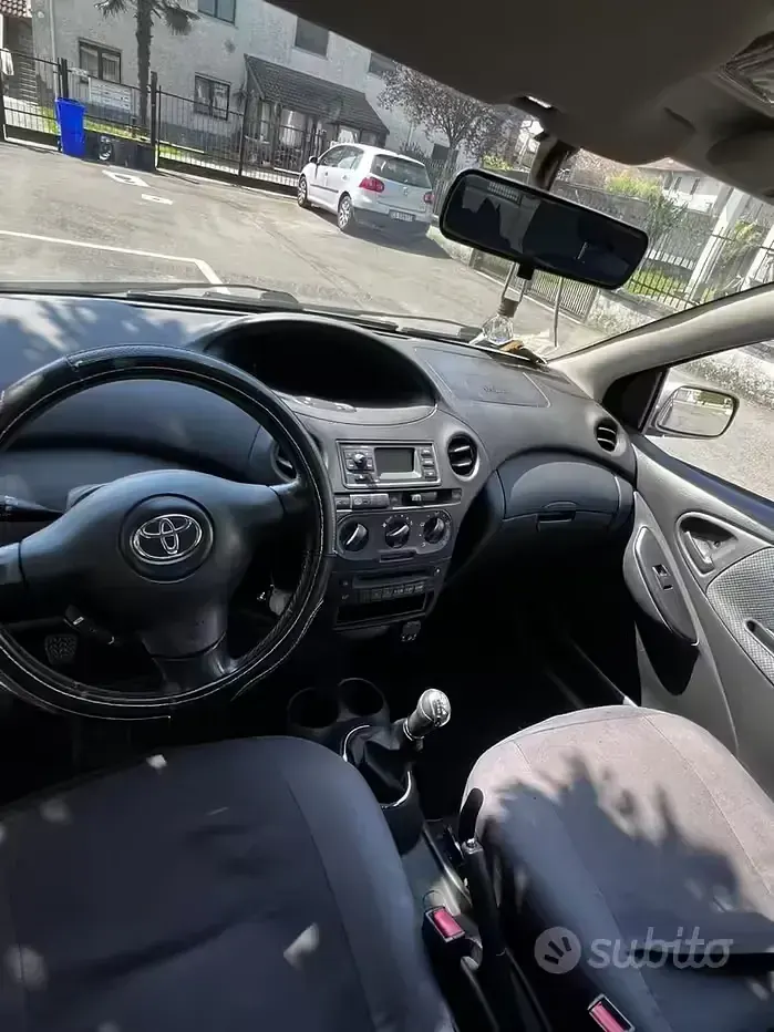 Usata Toyota Yaris 65 CV (47 kW) 2005 Grigio Berlina