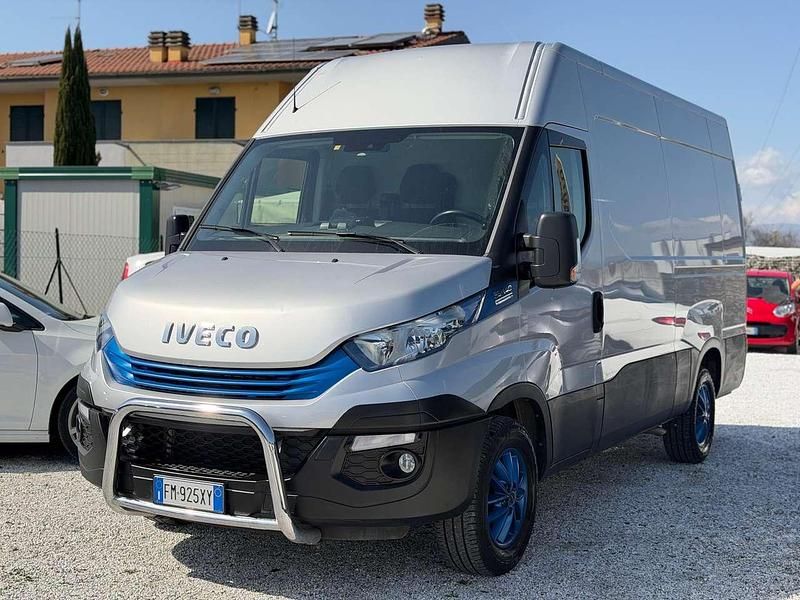 Usata Iveco Daily 136 CV (100 kW) 2017 Argento Furgone