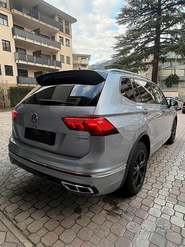 Usata VW Tiguan Allspace R-line 200 CV (147 kW) 2022 Grigio SUV
