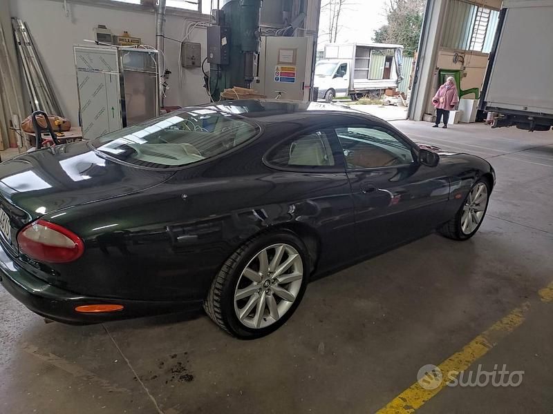 Usata Jaguar XK8 284 CV (208 kW) 1999 Verde Berlina