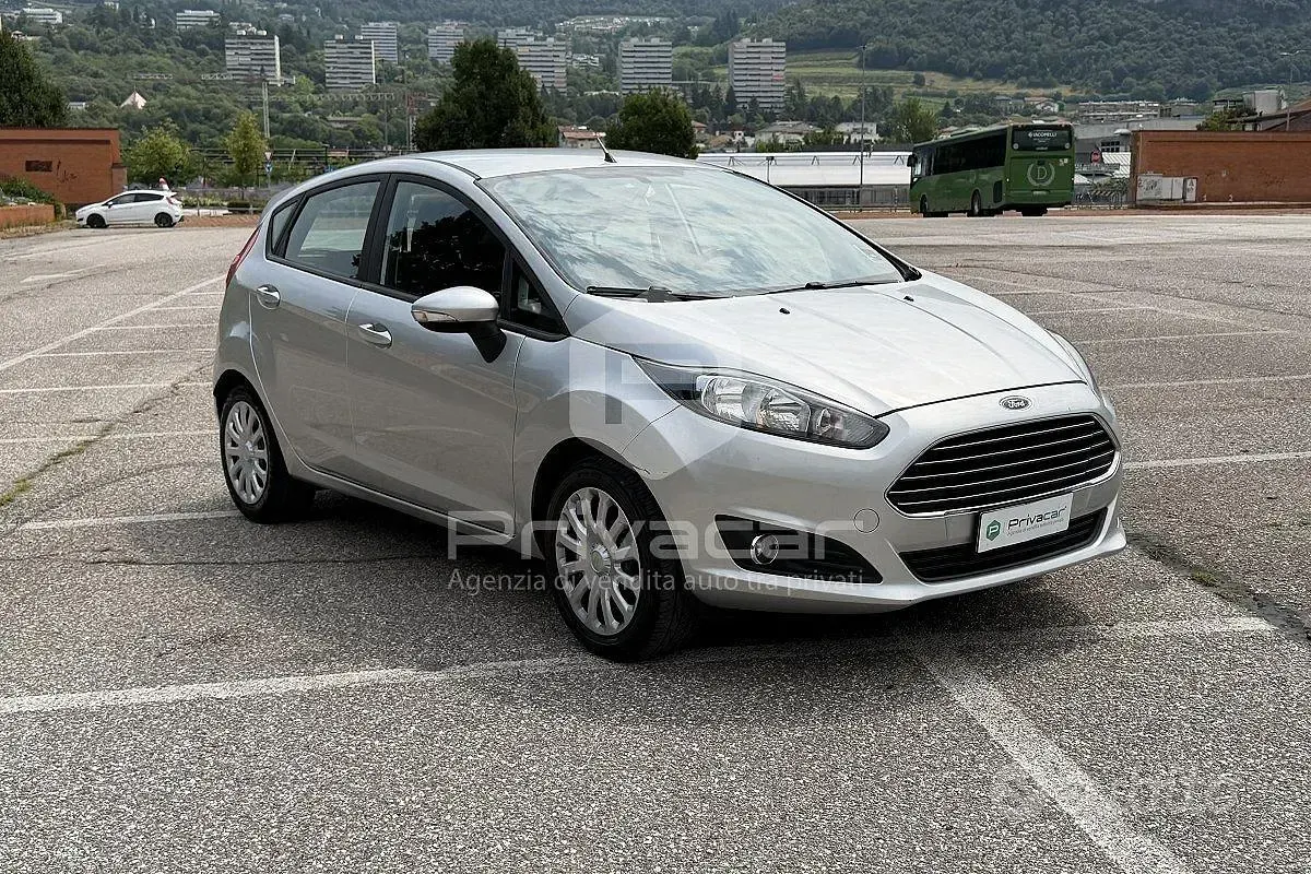 Usata Ford Fiesta 75 CV (55 kW) 2013 Grigio Utilitaria