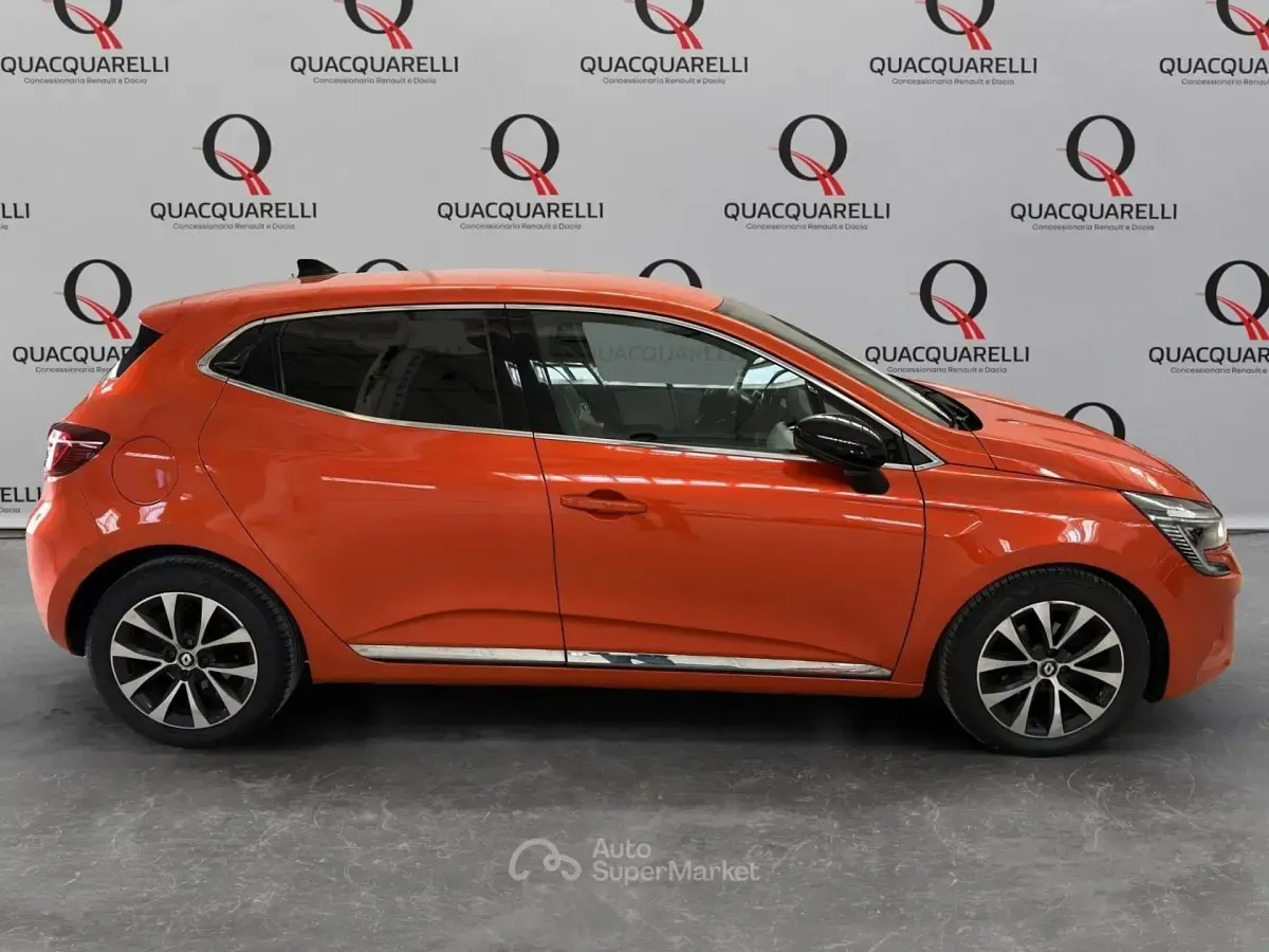 Usata Renault Clio V Techno 101 CV (74 kW) 2023 Arancione Berlina
