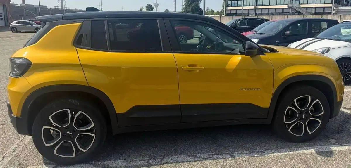 Usata Jeep Avenger EV 61 kW (84 CV) 2023 Oro SUV